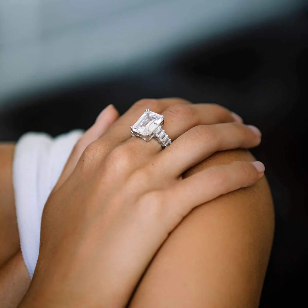 Emerald Elegance Ring - 14K Hvit Gull